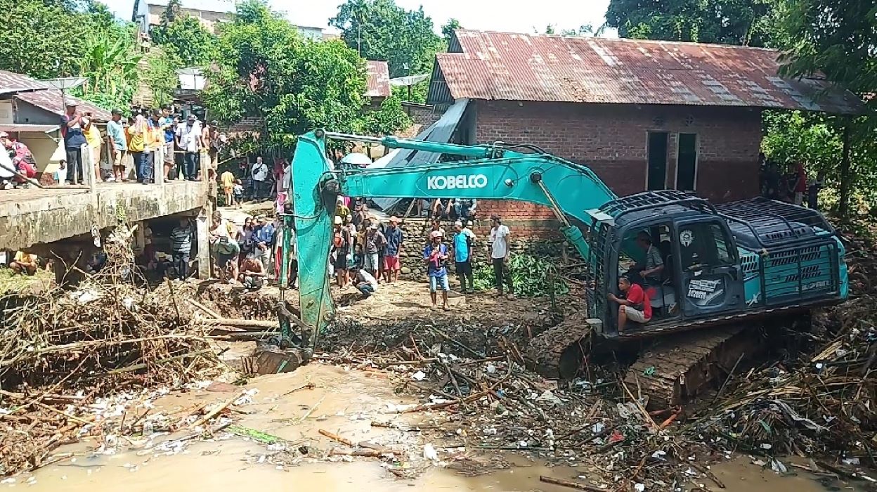 Sudah Dibersihkan Pakai Eskavator, Balita Hanyut di Lubuk Linggau Belum Ditemukan