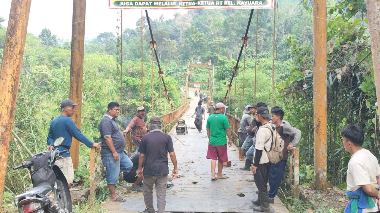 Kecewa dengan PUPR, Warga Kayu Ara Lubuk Linggau Swadaya Perbaiki Jembatan Gantung