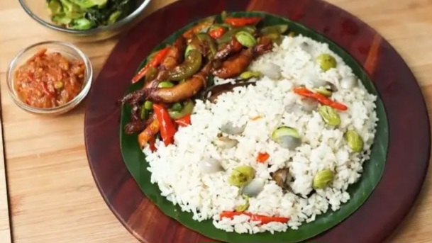 Resep Nasi Liwet, Hidangan Indonesia Disajikan Dengan Daun Pisang