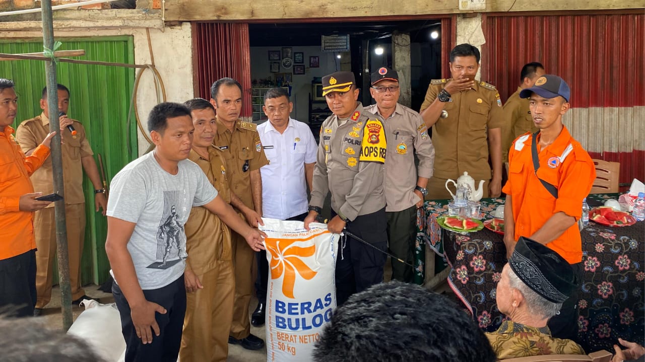 Kapolres AKBP Koko Arianto Wardani Dampingi Pendistribusian Bantuan Banjir Muratara