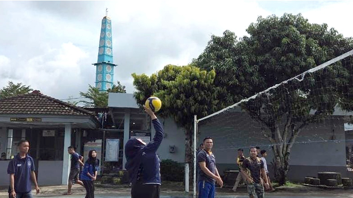 Pererat Kekompakan, Peserta Magang dan Pegawai Lapas Narkotika Muara Beliti Gelar Olahraga Pagi Bersama