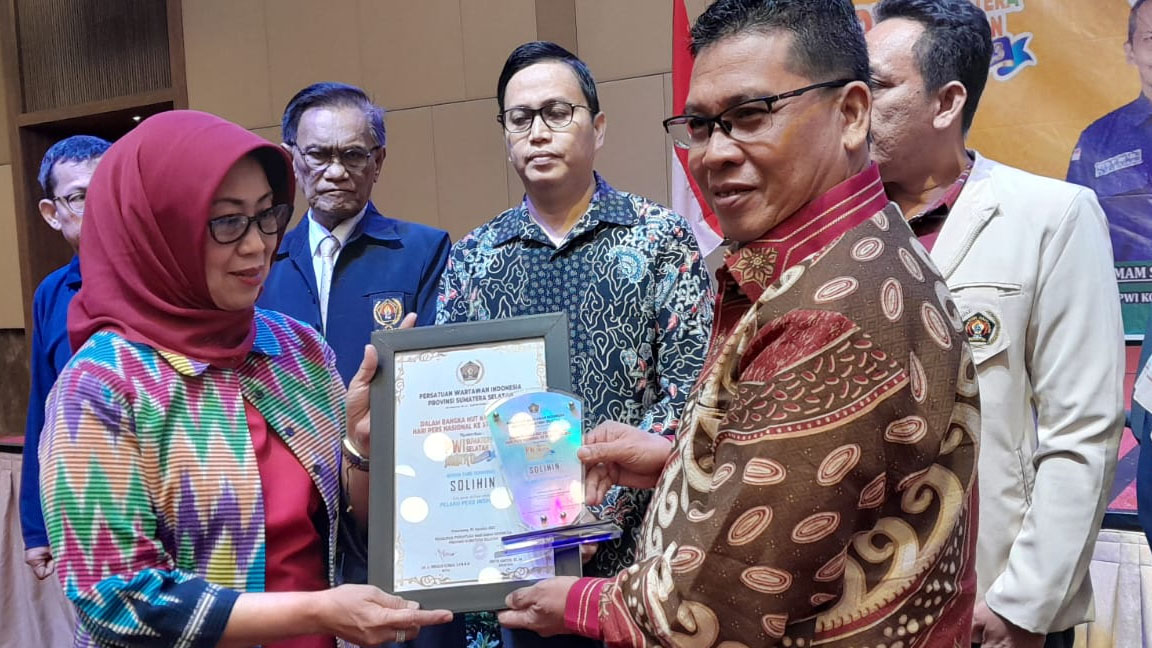 Berikan Penghargaan kepada Direktur LINGGAUPOS.CO.ID, Begini Penilaian PWI Sumatera Selatan