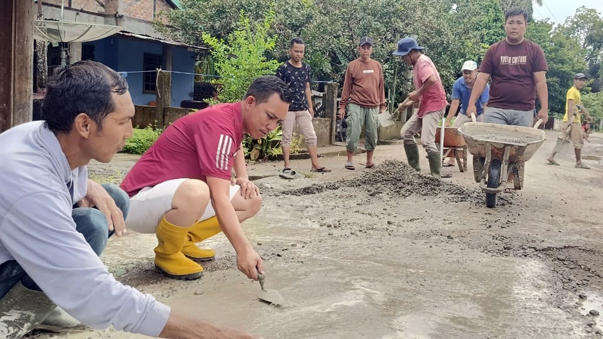 Pasca Banjir di Musi Rawas, Masyarakat Desa Semangus Baru Gotong Royong Tambal Jalan