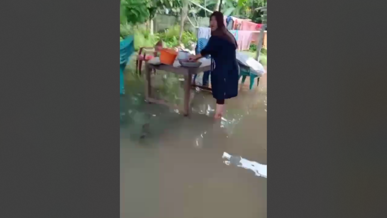 Jelang Tahun Baru 2024, Emak-emak di Muratara Ngulek Cabe di Tengah Banjir
