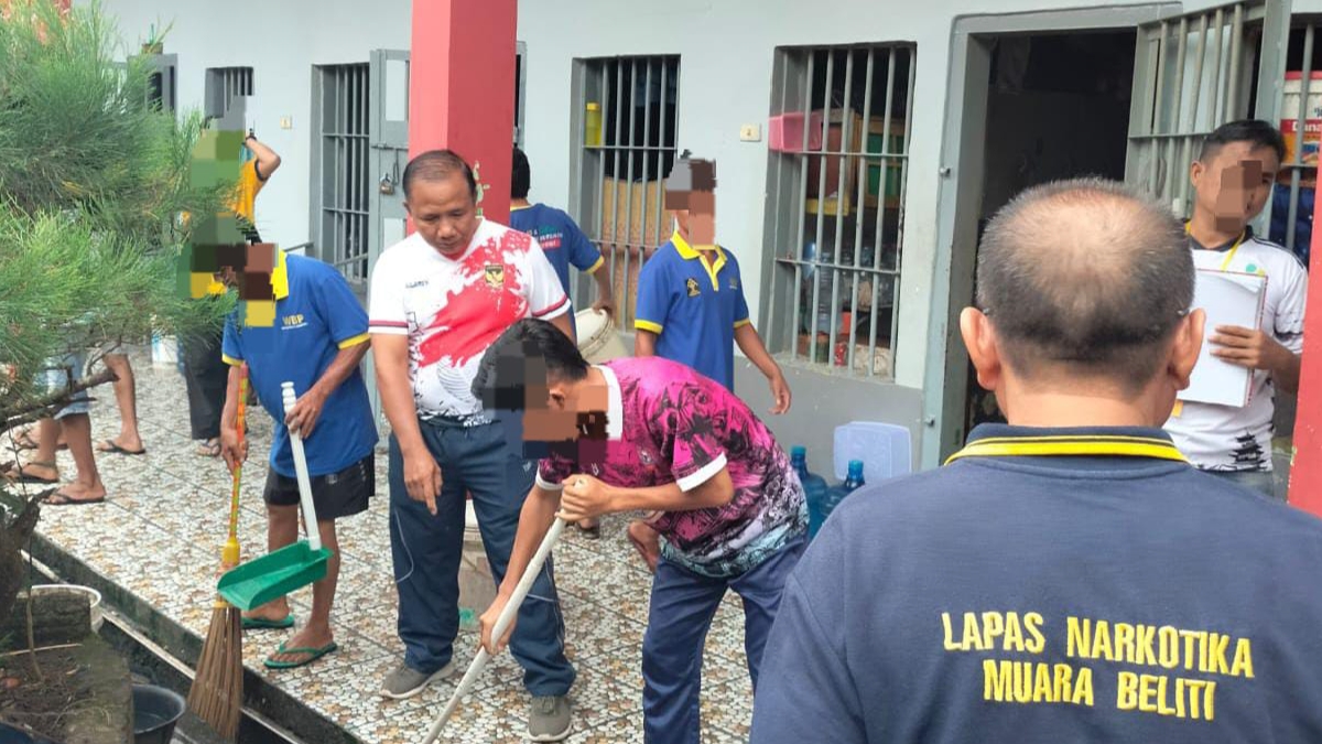 Jaga Kesehatan, Petugas Kamtib Lapas Narkotika Muara Beliti Pantau Kebersihan Kamar dan Blok Hunian WBP