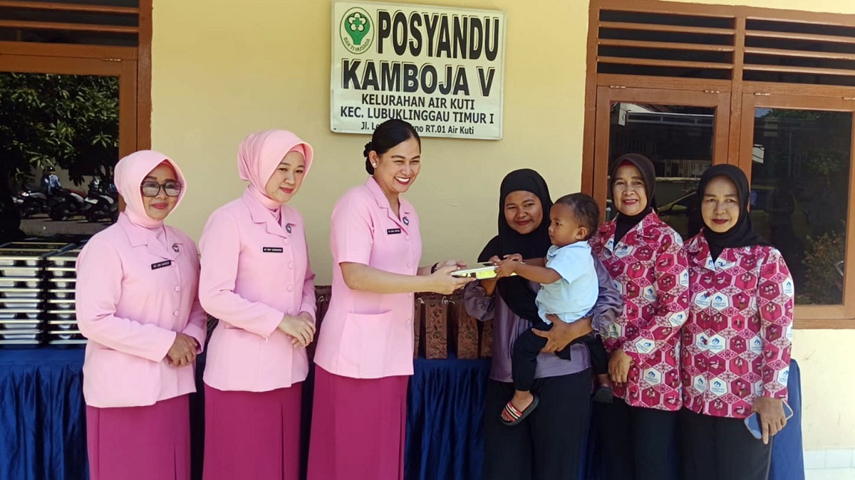 Yayasan Kemala Bhayangkari Cabang Polres Lubuk Linggau Bagikan MBG untuk Ibu Hamil, Balita Hingga Anak Sekolah