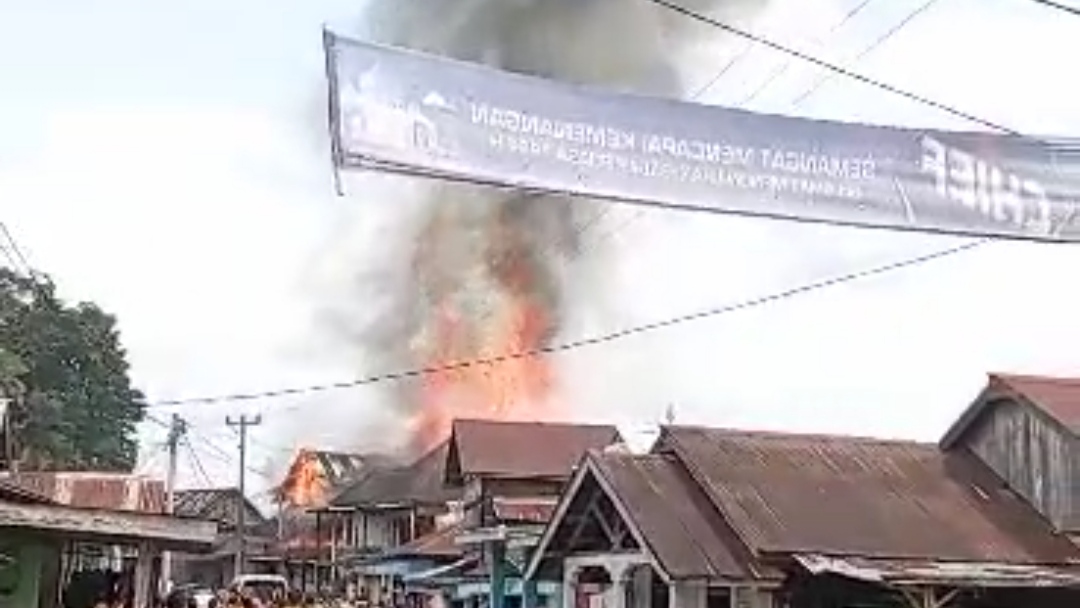 BREAKING NEWS: Rumah Warga Selangit Musi Rawas Terbakar