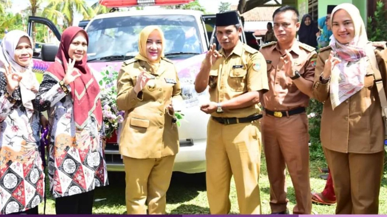 Datang Desa Kota Baru BTS Ulu, Bupati Hj Ratna Machmud Serahkan Ambulance dan Seragam Gratis