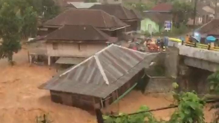 Rumah Hanyut Hancur Tabrak Jembatan, Beberapa Daerah di Sumatera Selatan Diterjang Banjir