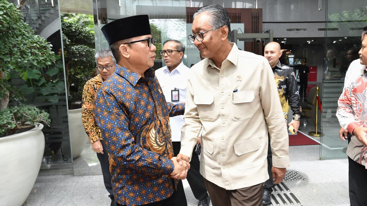 Tuntaskan Jalan Rusak di Desa-Desa Tertinggal, Mendes Bersama Menteri PU Buat MoU