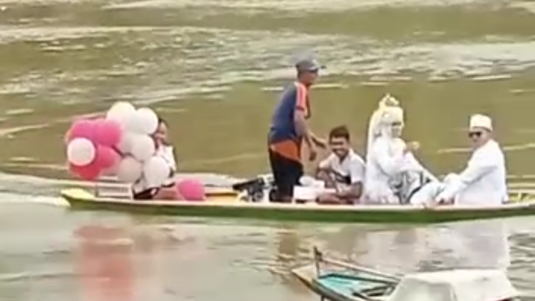 Banjir Tak Halangi Pasangan di Musi Rawas Menikah, Naik Perahu Pakai Pakaian Pengantin