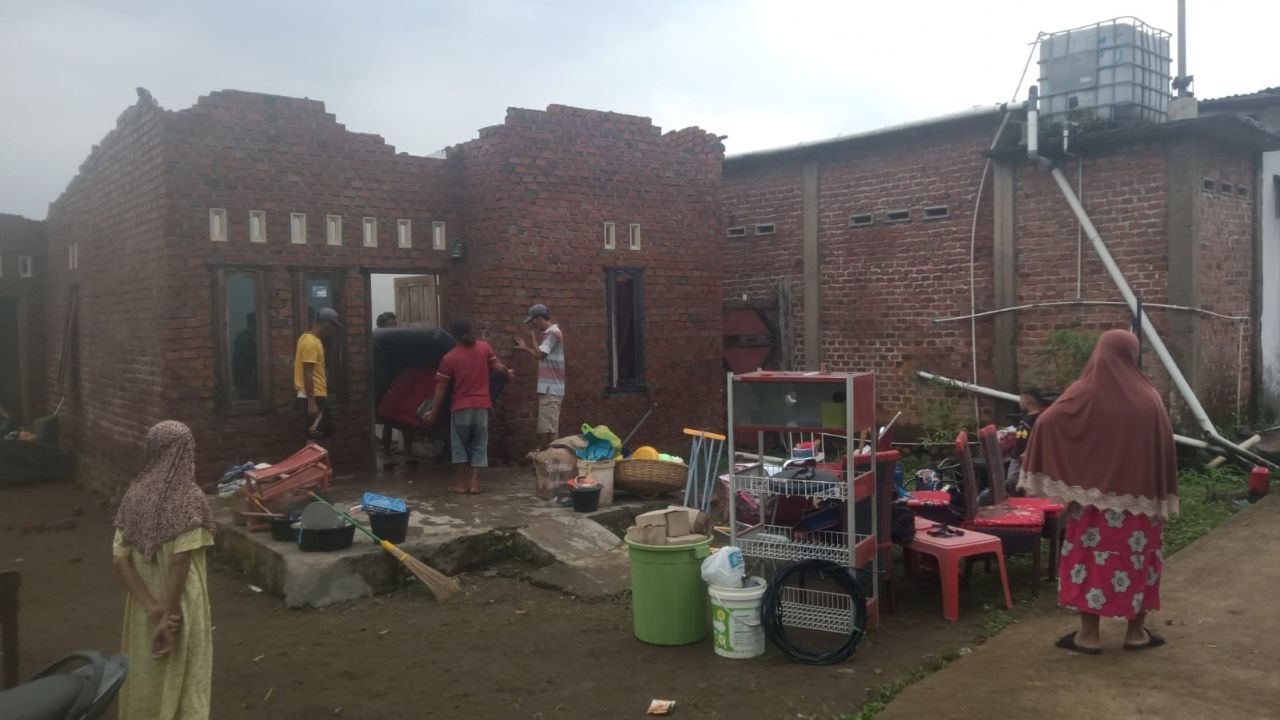 Rumah Agus Salim di Lubuk Linggau Roboh Diterjang Angin Puting Beliung, Sempat Tertimpa Puing Bangunan