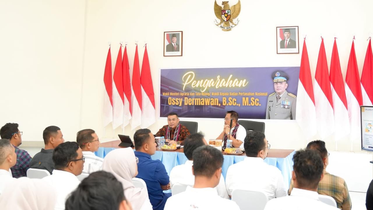 Kunjungi Kantor Pertanahan Kabupaten Mempawah, Ini Pesan Wamen Ossy