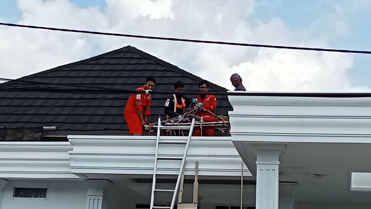 Nahas, Pekerja di Palembang Tersengat Listrik Saat Perbaiki Atap Rumah, Kaki Tangan Menghitam, ini Kondisinya