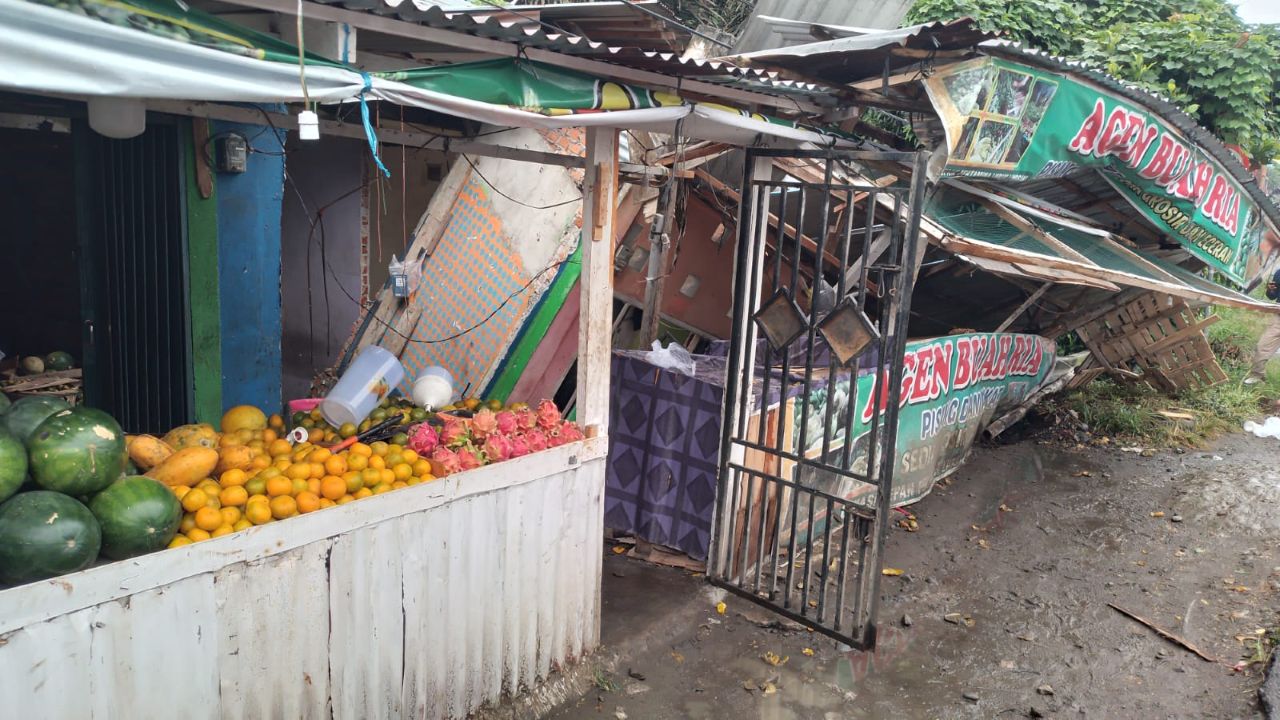 Krak-krak, Lapak Buah Dekat Jembatan Sungai Kelingi Lubuk Linggau Ambruk, Penghuni Langsung Lari