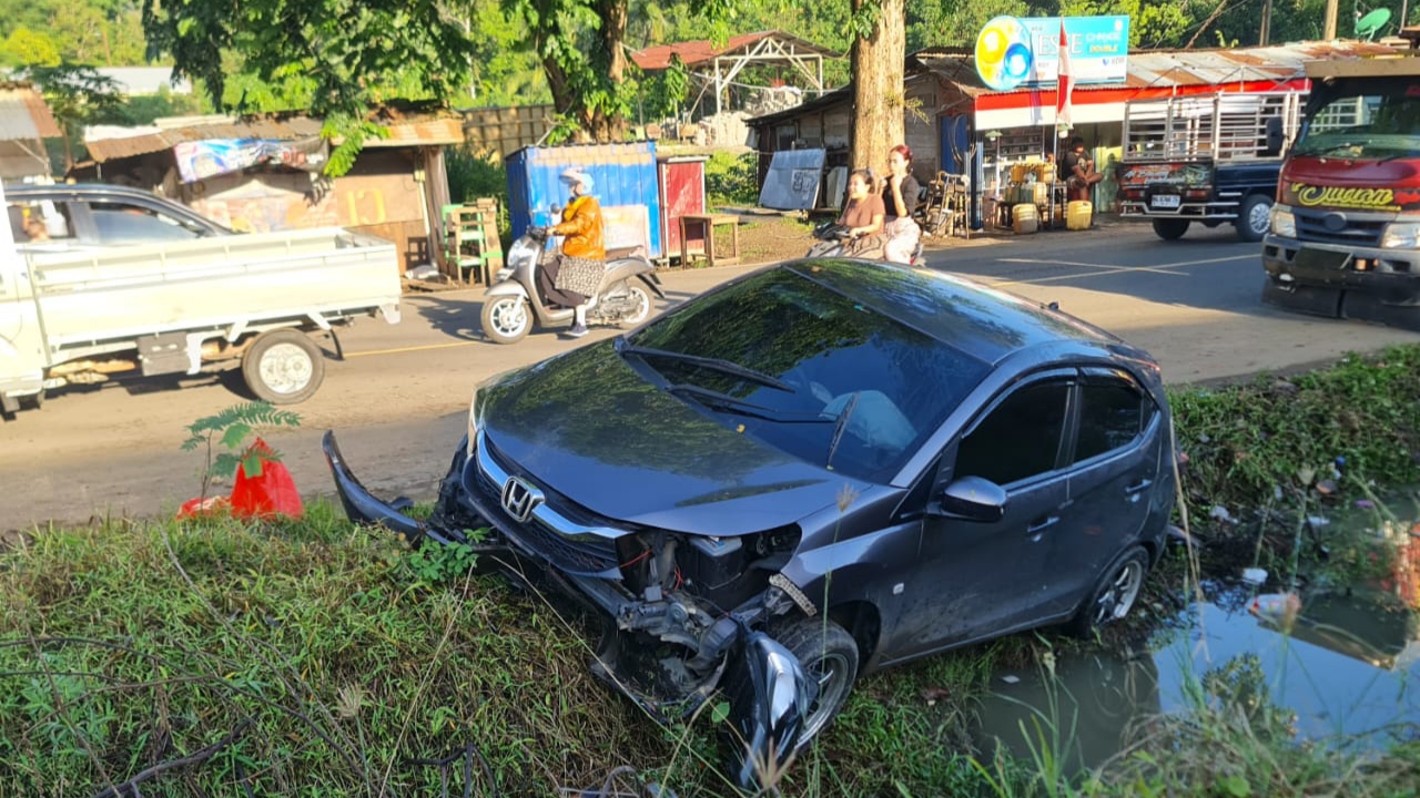 Saat Menyapu Jalan Petugas Kebersihan di Lubuk Linggau Terpental Ditabrak Honda Brio