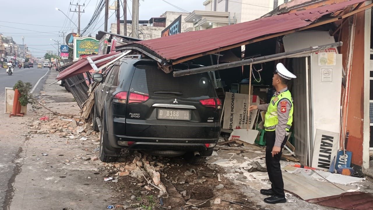 Sopir Ngantuk, Pajero Tabrak Kantin RSIA Ananda Lubuk Linggau, 1 Luka-luka