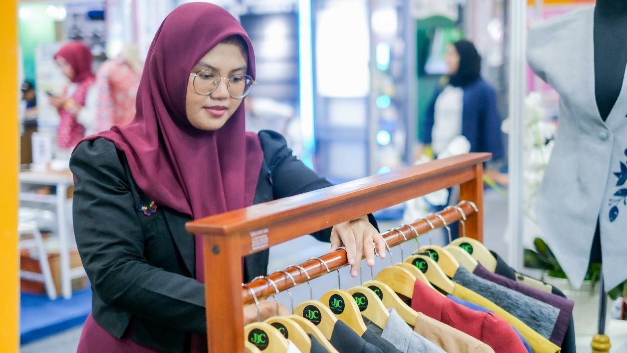 LinkUMKM BRI Dorong Pengusaha Perempuan Naik Kelas, JJC Rumah Jahit Kembangkan Fesyen Wastra Eksklusif
