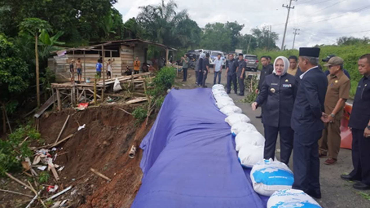 Tinjau Jalan Longsor di Musi Rawas, Ini Perintah Bupati Hj Ratna Machmud untuk Kepala Dinas