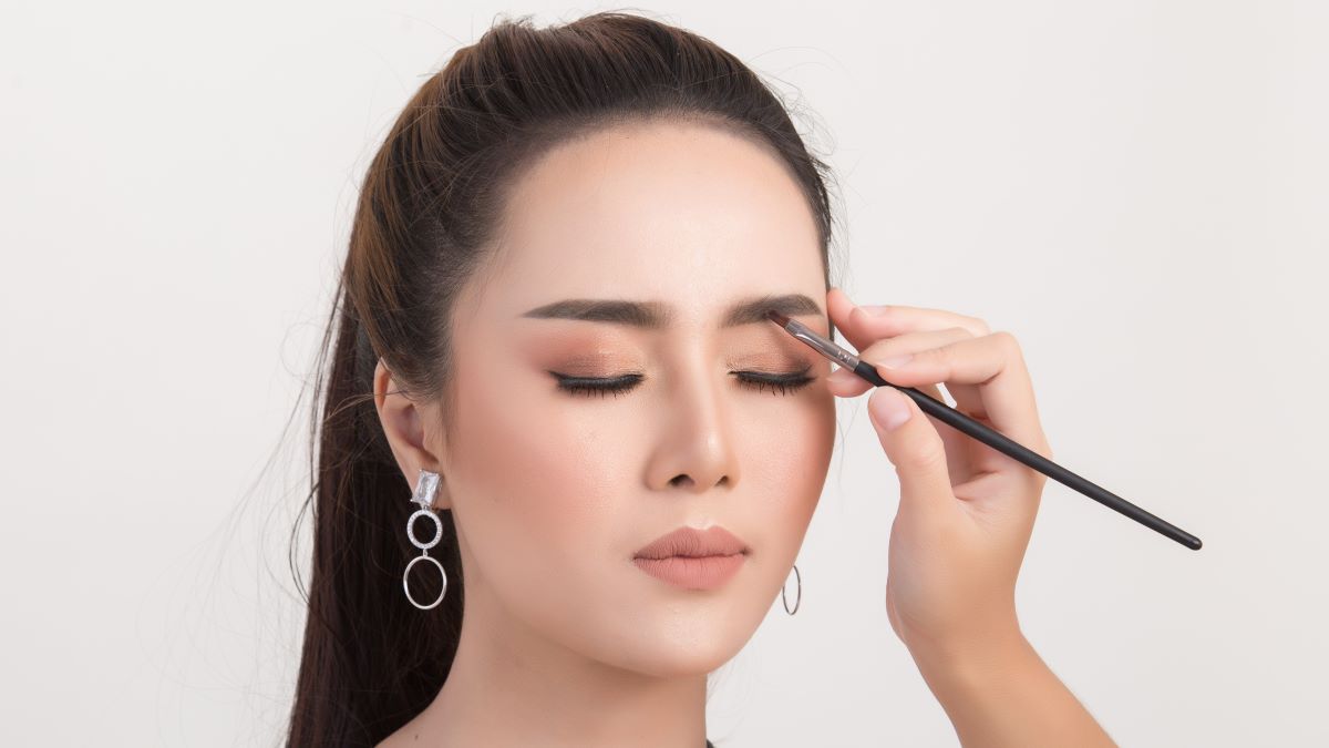 5 Cara Membentuk Alis Dengan Pensil Alis Tidak Norak, Hasilnya Natural dan Menakjubkan, Kamu Wajib Tahu!