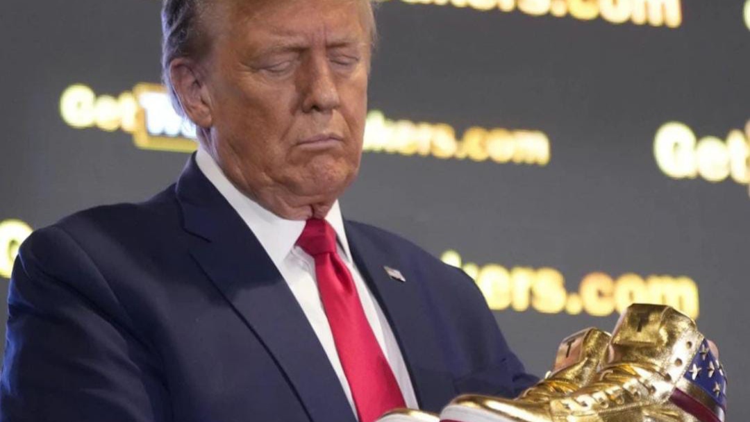 Donald Trump Rilis Sneakers Emas Dijual Rp6 Jutaan Usai Bayar Denda Rp5,56 Triliun