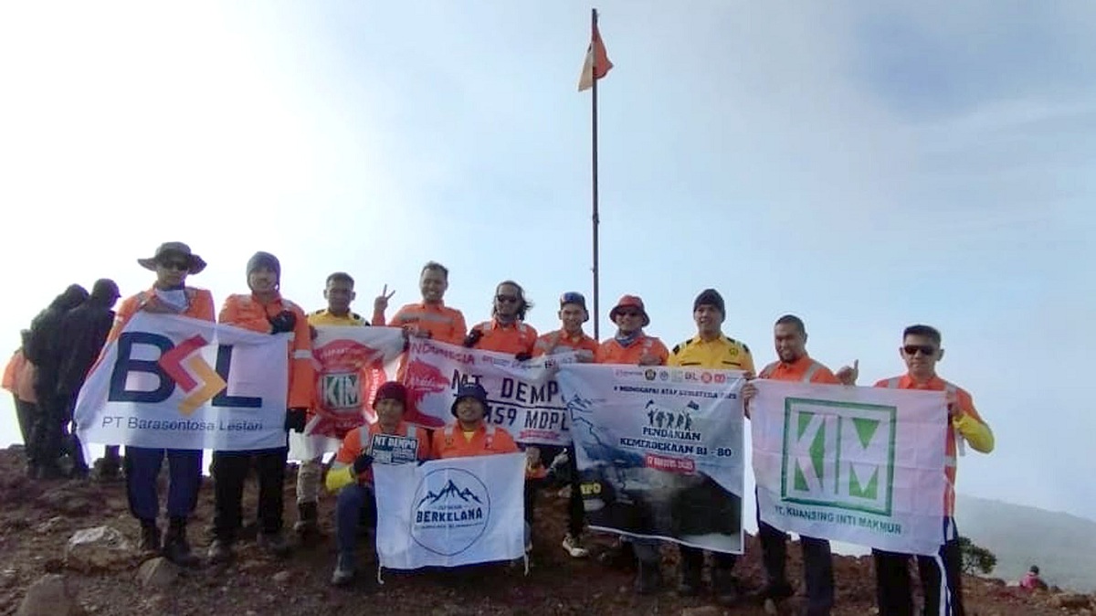 Karyawan PT BSL dan PT KIM Sukses Laksanakan Ekspedisi Pendakian di Puncak 3.173 Mdpl Gunung Dempo