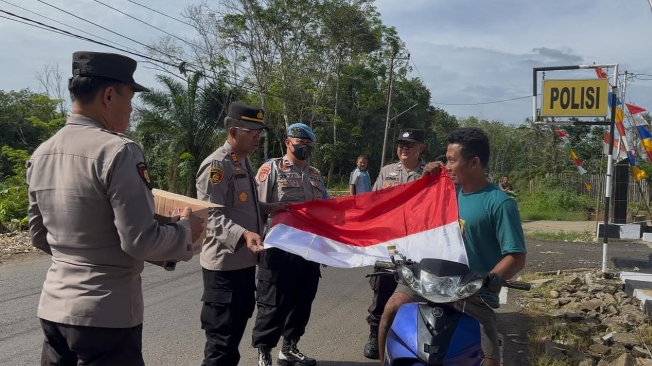 Heboh One Piece, Polsek Lubuk Linggau Selatan Bagikan Bendera Merah Putih 