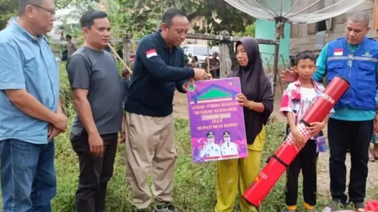 Respon Cepat, Bupati Mura Hj Ratna Machmud Bantu Kelurga Korban Kebakaran di Muara Lakitan  