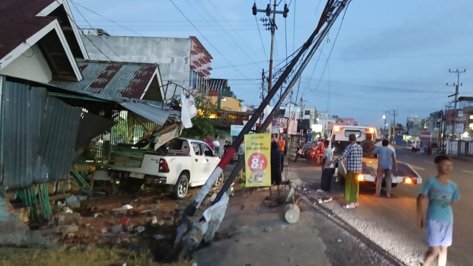 Bawa Cewek, Bujangan Muara Lakitan Musi Rawas Tabrak Warung di Lubuk Linggau