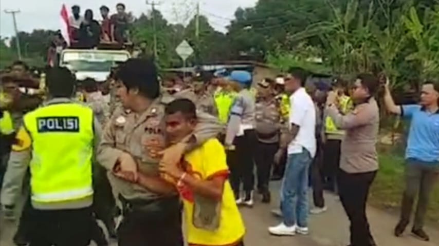 Demo di Pintu Masuk KPU Musi Banyuasin Ricuh, 2 Pria Diamankan, Pleno Rekapitulasi Suara Pemilu 2024 Ditunda