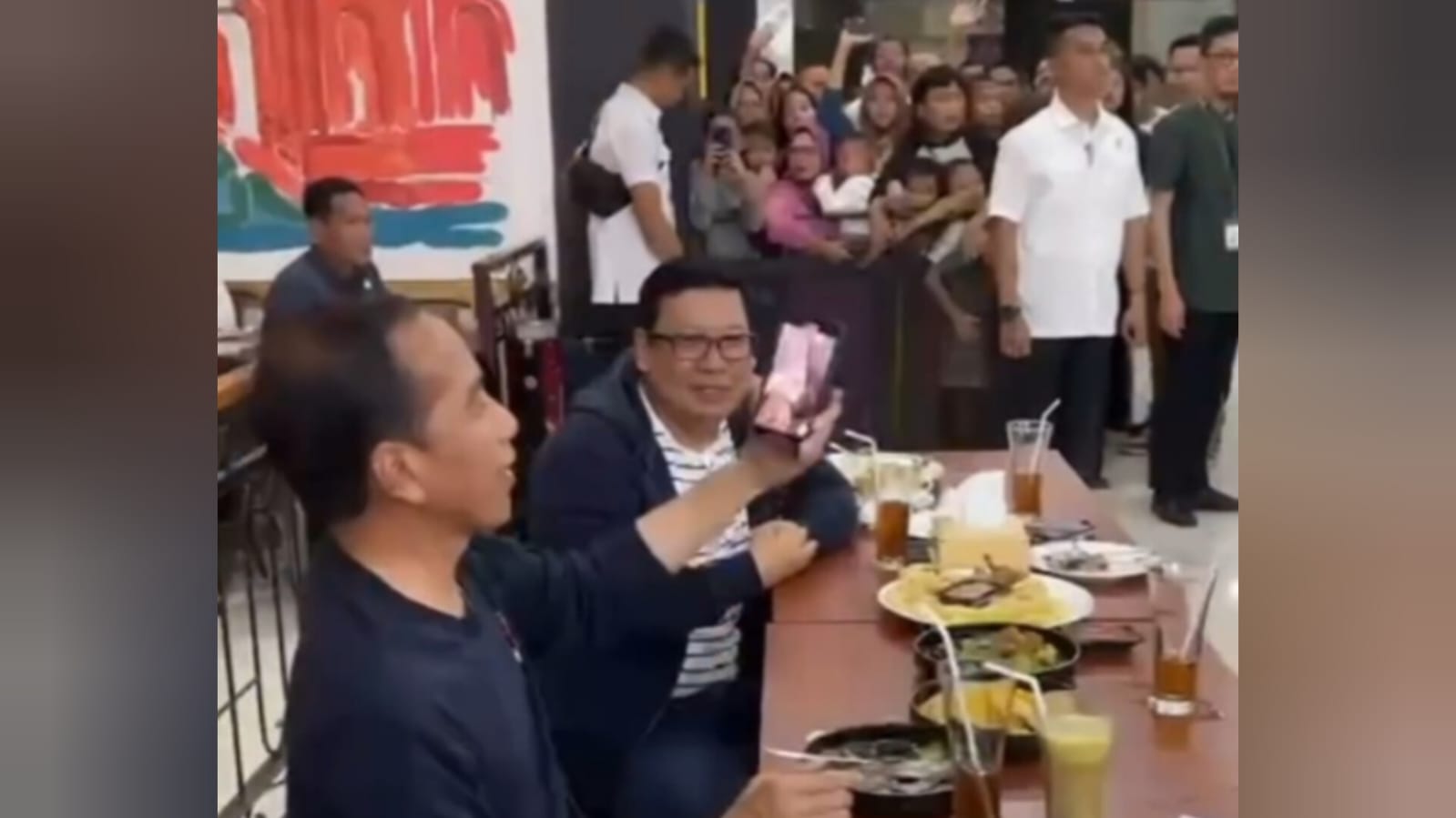 Presiden Jokowi Nge-vlog Momen ke Lubuk Linggau, Musi Rawas dan Muratara, 'Tapi Pas Makan Rame Baget Ini'