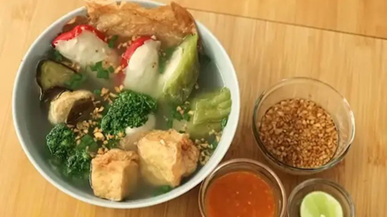 Ide Masak Simple Selama Ramadan, Sup Bakso Ayam Sayuran