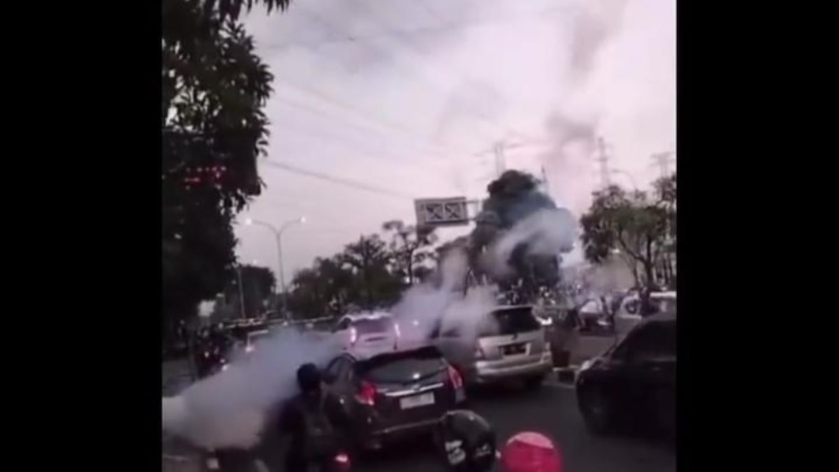 Tembakan Gas Air Mata Polisi Keluar Ke Jalan, Buntut Kericuhan di Stadion Gresik karena Penonton Ricuh