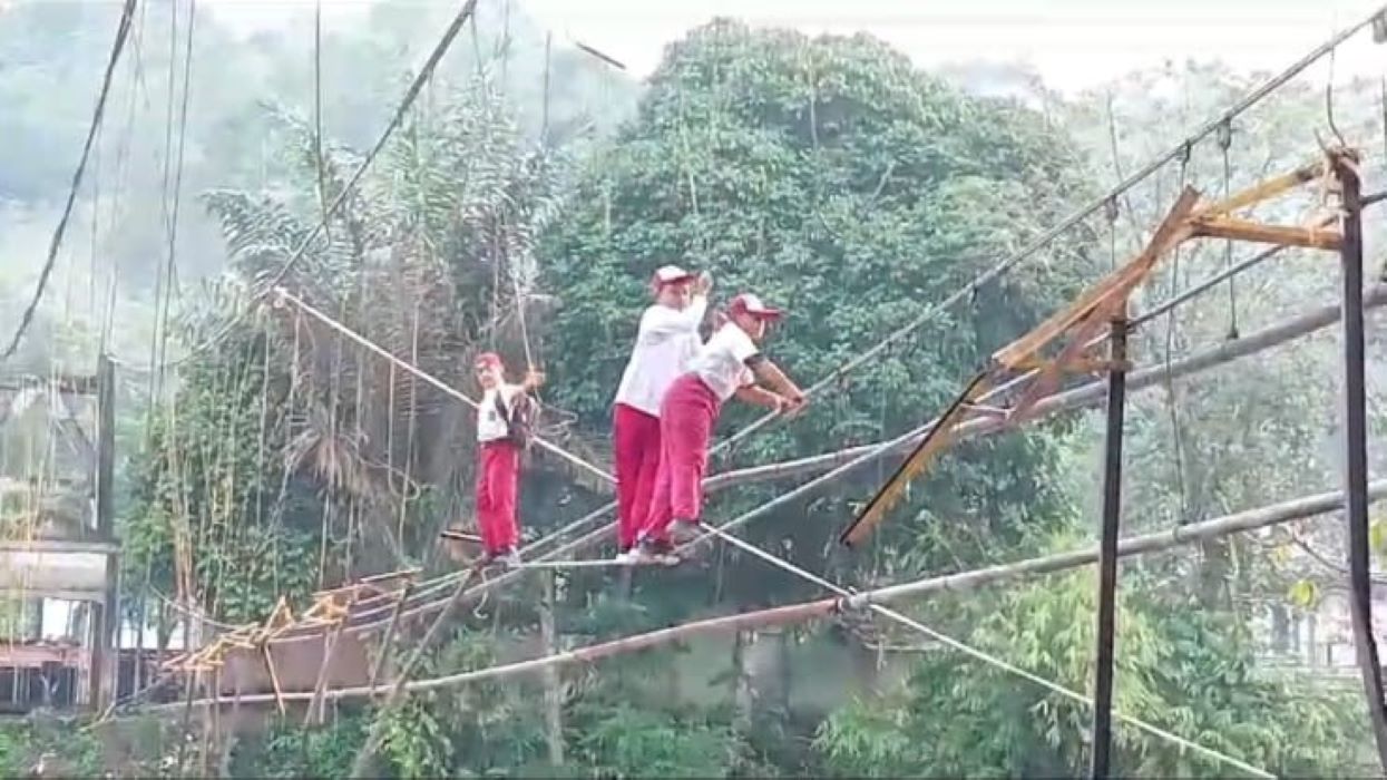 Pelajar di Sosokan Muratara Harus Meniti Kawat untuk Sekolah, ini Penampakannya