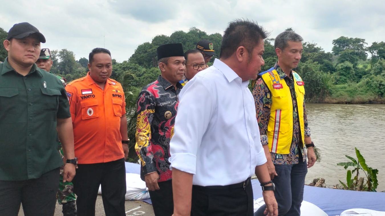 Gubernur Sumsel dan Wabup Musi Rawas Tinjau Jalan Longsor di Muara Beliti, Himbau Pengguna Jalan Berhati-hati