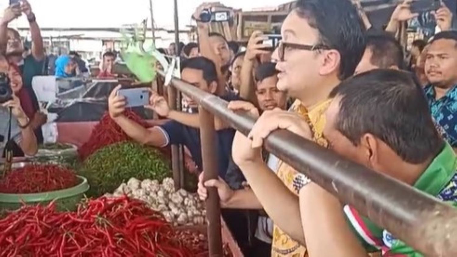 Ke Pasar Bukit Sulap Lubuklinggau, Wamendag Beli Ikan Asin Hingga Pakis, Terpantau Harga dan Stok Bapok Stabil