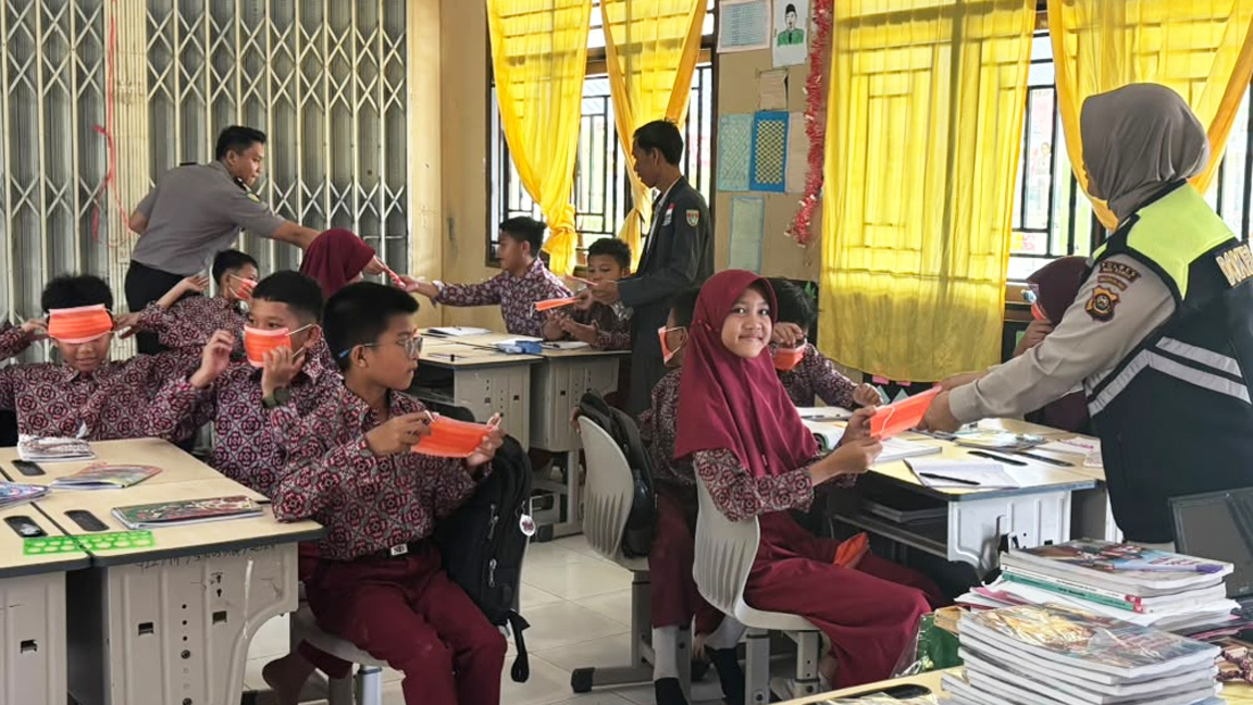 Asap Karhutla Pekat, Polres Musi Rawas Bagikan Masker dan Cek Kesehatan Gratis Lansia dan Siswa SD