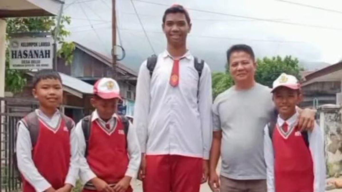 Viral, Anak Kelas 6 SD di Kerinci Jambi Disebut Tertinggi Di Dunia Memiliki Tinggi 2 Meter, ini Cita-Citanya