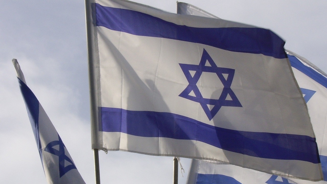 Peraturan Terbaru Menlu RI Tegas Larang Kibarkan Bendera dan Lantunkan Lagu Israel di Indonesia