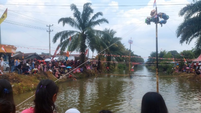 Unik, Lomba Panjat Pinang Dalam Air di Lubuk Linggau, Jadi Icon Setiap HUT Kemerdekaan RI