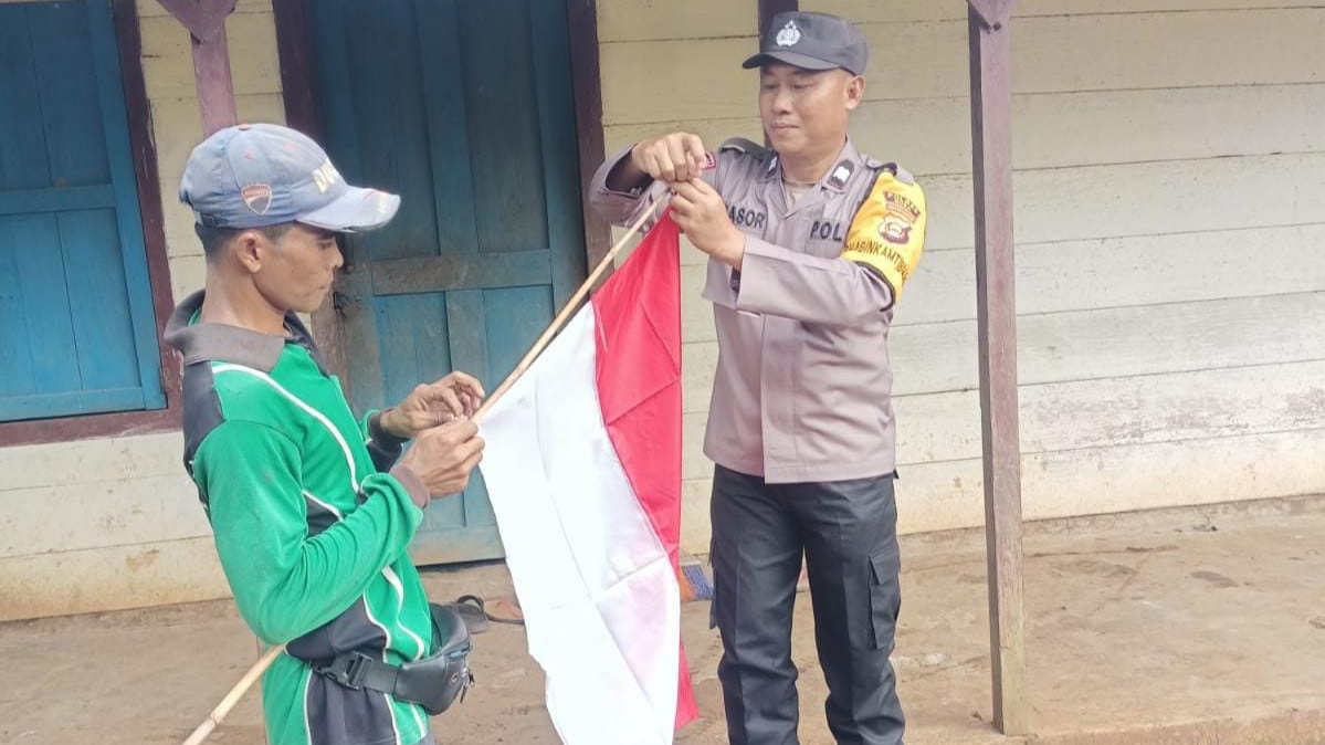Bhabinkamtibmas di Musi Rawas Bagikan Bendera Merah Putih Kepada Masyarakat Kurang Mampu