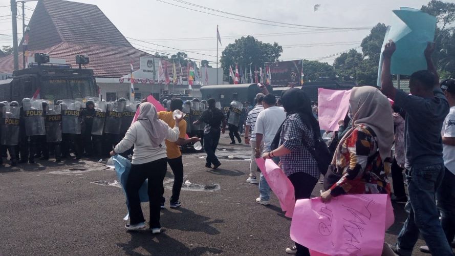 Kembali Ricuh di KPU Lubuk Linggau, Kali ini Emak Emak Juga Ikut, 2 Orang Diamankan