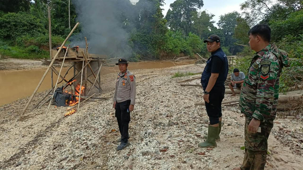 Polsek Rupit Tertibkan PETI di Sungai Minak, 1 Dompeng Ilegal Dibakar di Lokasi