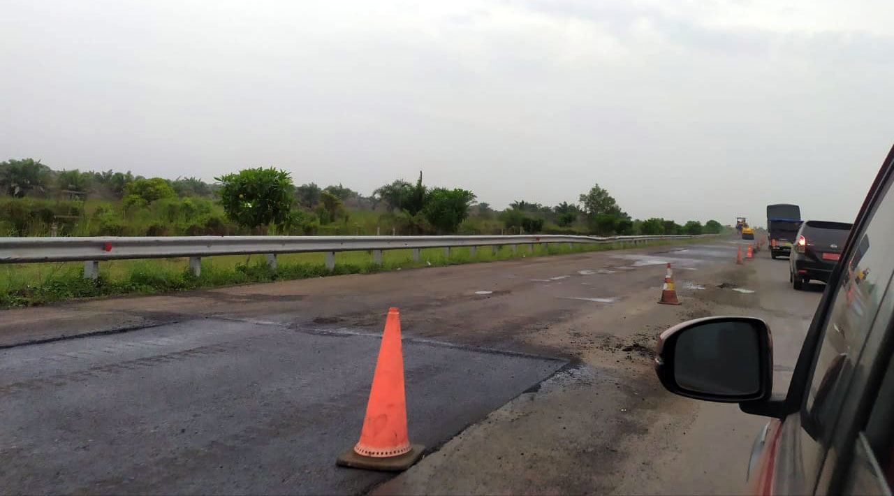 Pengendara yang Melintas Diminta Hati-Hati, Tol Kayuagung-Palembang Diperbaiki