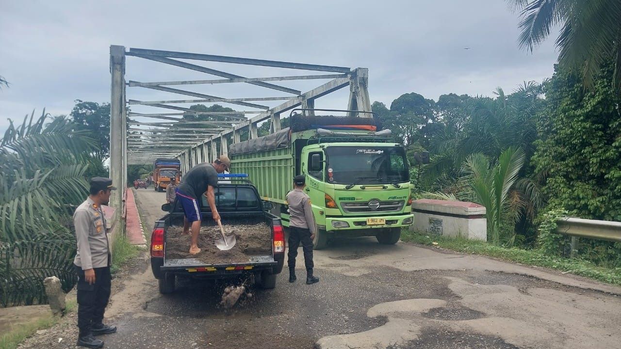 Rawan Kecelakaan, Polres Musi Rawas Perbaiki Jalan Bersama Warga
