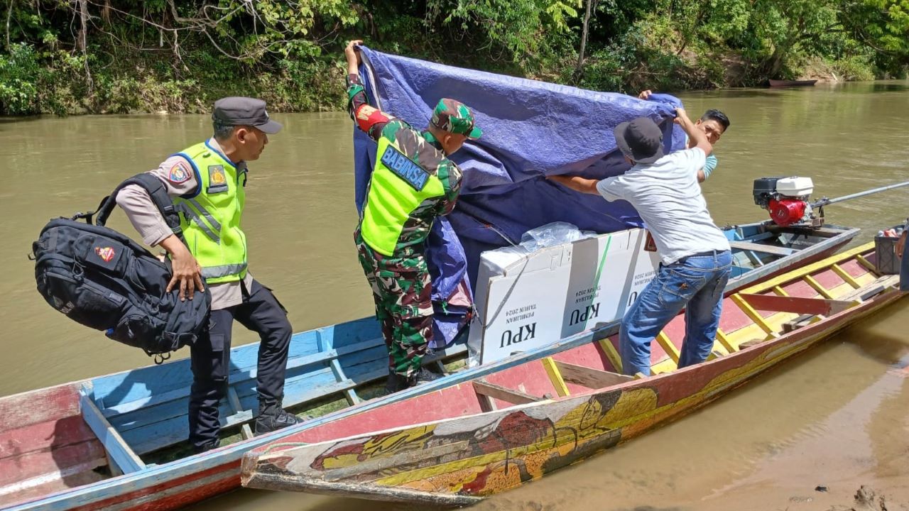 Polisi dan TNI di Musi Rawas Harus Naik Perahu Kawal Logistik Pilkada 2024