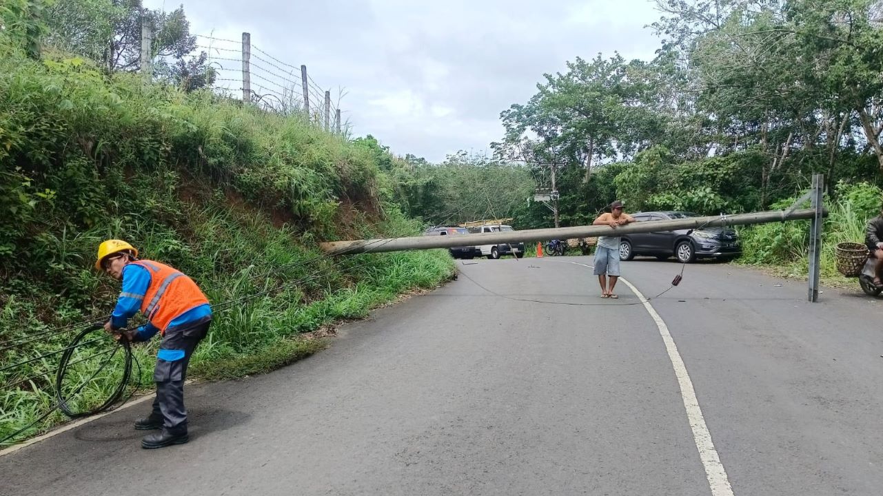 3 Tiang Listik di Jukung Lubuk Linggau Roboh Hadang Jalan, Warga Diminta Hati-hati