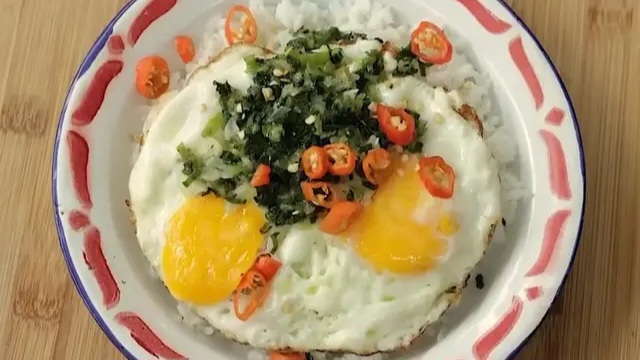Menu Simple dan Cocok Untuk Anak Kost, Resep Nasi Telur Ceplok Daun Bawang