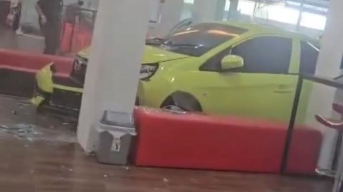 Dipindahkan Oleh Office Boy Mobil Brio Tabrak Tiang di Dalam Showroom Honda di Palembang