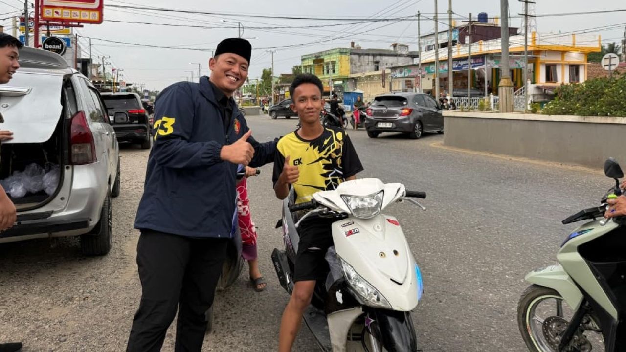 Satreskrim Polres Musi Rawas Utara Bagi-bagi Takjil ke Pengendara